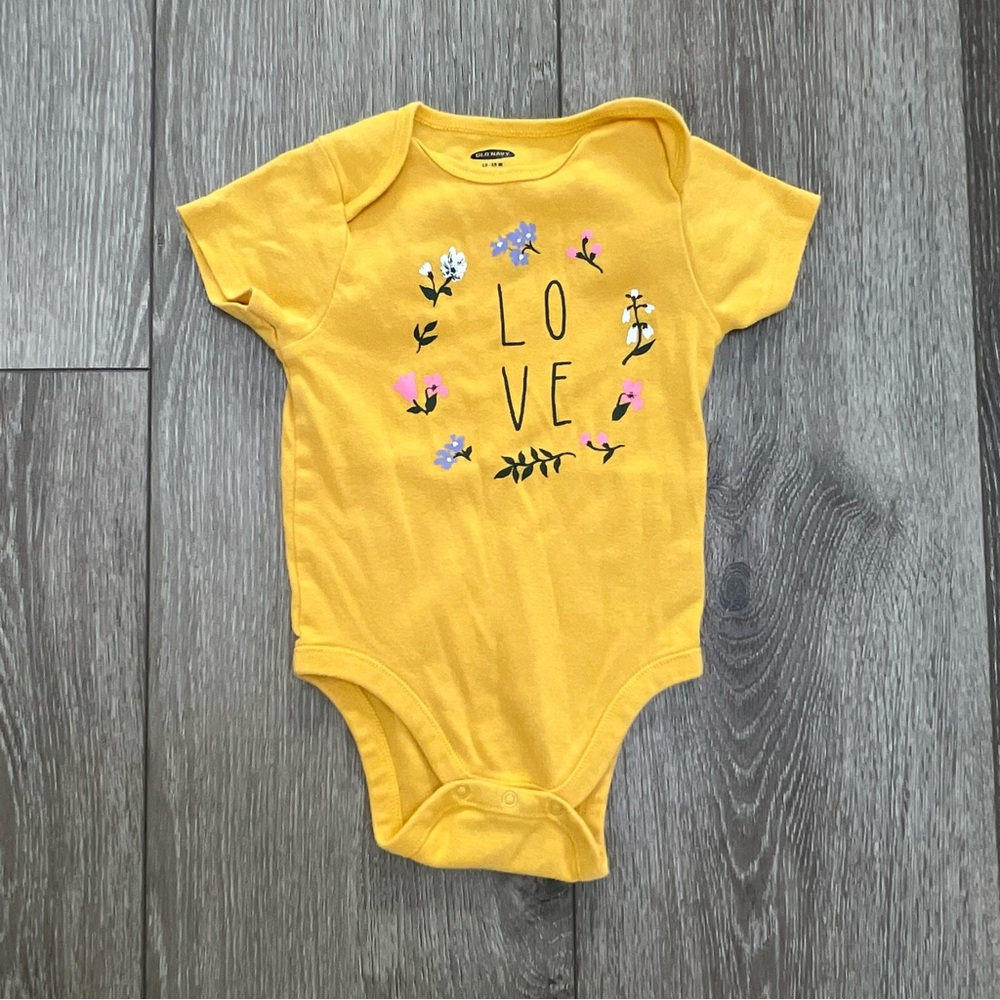 OLD NAVY SHORT SLEEVE BODYSUIT FLORAL LOVE YELLOW 12-18MO